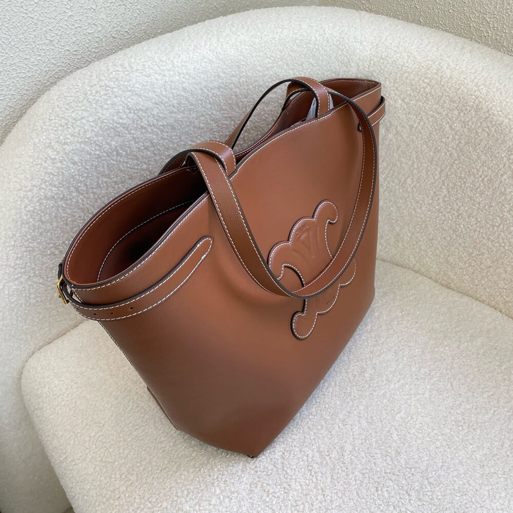 Ce**e medium cabas anais cuir triomphe in grained calfskin